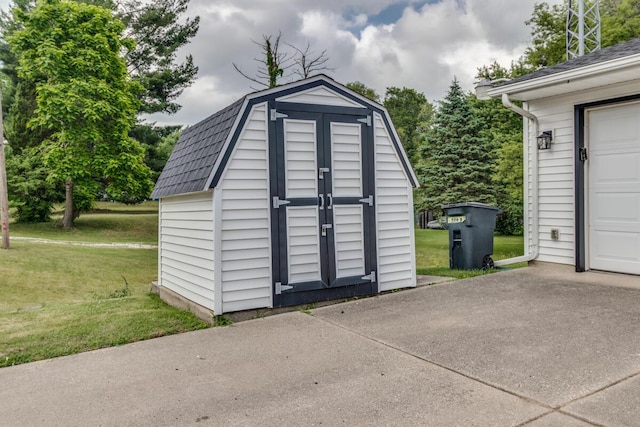 275 Pawnee St, Battle Creek, MI 49014 - view of shed with a garage and driveway