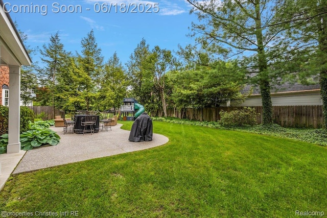 586 Fairfax St, Birmingham, MI 48009 - fenced backyard with a patio