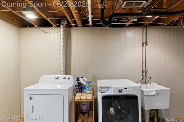 15615 S Midway Ave, Allen Park, MI 48101 - washroom with washer and dryer