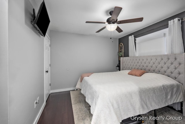 431 Homecrest Ave, Kalamazoo, MI 49001 - bedroom with wood finished floors and ceiling fan