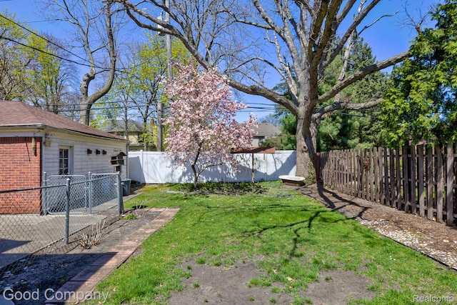 20 Oxford Blvd, Pleasant Ridge, MI 48069 - fenced backyard with a gate