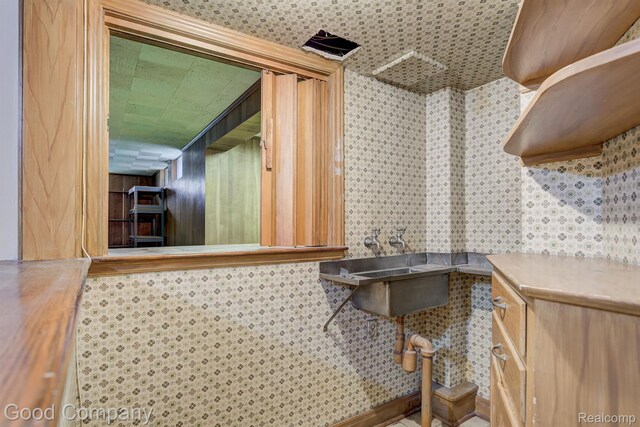 20 Oxford Blvd, Pleasant Ridge, MI 48069 - kitchen with wallpapered walls and a sink