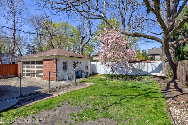 20 Oxford Blvd, Pleasant Ridge, MI 48069 - fenced backyard with a garage