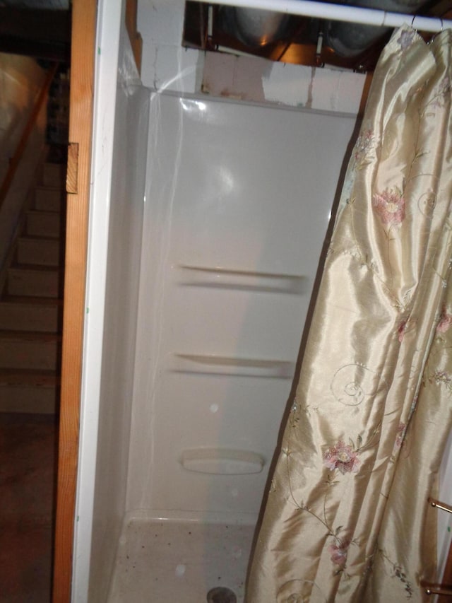 205 Prentiss St, Allen, MI 49227 - full bathroom with a shower with curtain