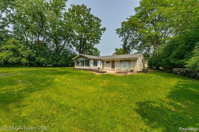 28045 W Greenmeadow Cir, Farmington Hills, MI 48334 - rear view of property featuring a lawn and a patio area
