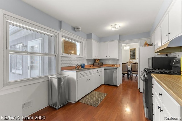 28045 W Greenmeadow Cir, Farmington Hills, MI 48334 - kitchen featuring stainless steel appliances, backsplash, white cabinetry, light countertops, and wood finished floors