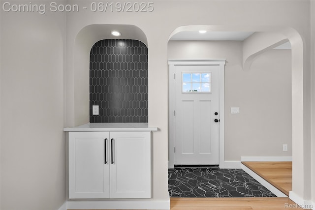 8171 Marian St, Warren, MI 48093 - entryway with baseboards and arched walkways