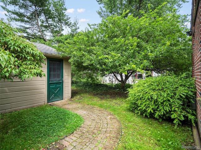 1930 Kenmore Dr, Grosse Pointe Woods, MI 48236 - view of yard with an outdoor structure