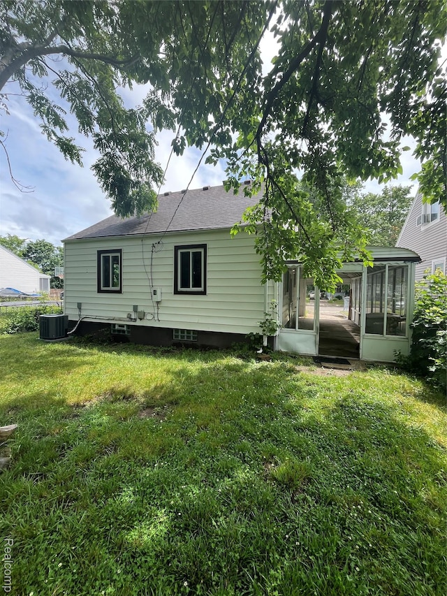 44 Pleasantview Dr, Pontiac, MI 48341 - back of house featuring a sunroom and a lawn