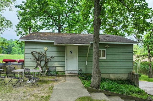7199 Switzer Dr, Linden, MI 48451 - view of front of home with a jacuzzi