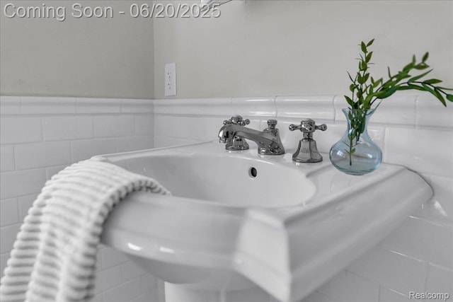 1710 Seminole St, Detroit, MI 48214 - bathroom view of tile walls