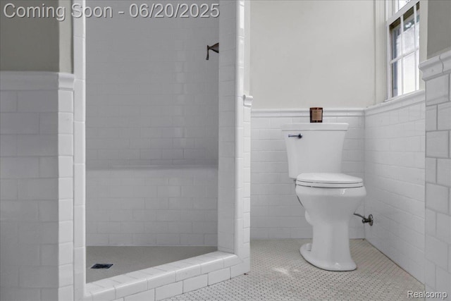 1710 Seminole St, Detroit, MI 48214 - bathroom featuring a tile shower, a wainscoted wall, and tile patterned floors