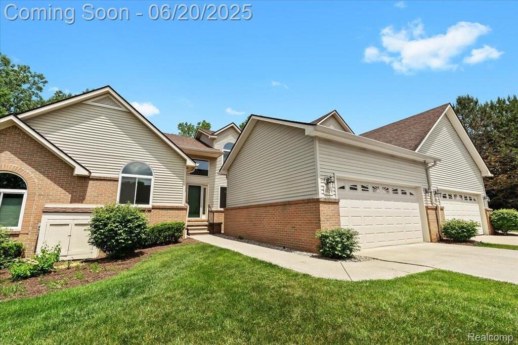 1029 Bird Song Ln, Milford, MI 48381 - photo 1