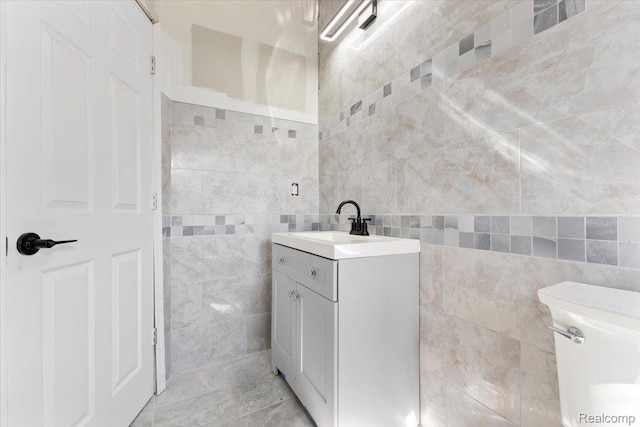 2553 Marlborough St, Detroit, MI 48215 - half bathroom featuring tile walls and vanity