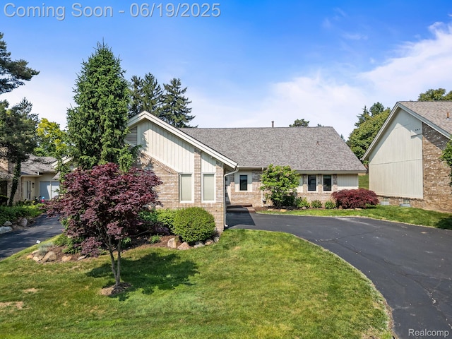 6420 Apple Grove Ln, Bloomfield Hills, MI 48301 - view of front of home featuring brick siding and a front lawn