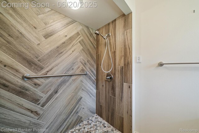 8077 Casa Mia Dr, White Lake, MI 48386 - bathroom featuring a tile shower