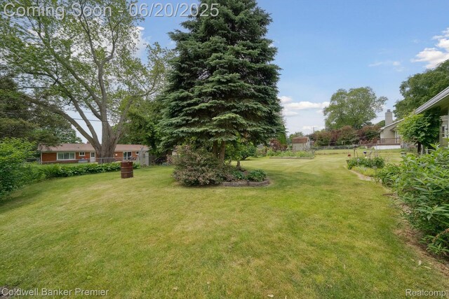 8077 Casa Mia Dr, White Lake, MI 48386 - view of grassy yard