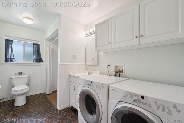8077 Casa Mia Dr, White Lake, MI 48386 - laundry room with washing machine and clothes dryer and a wainscoted wall