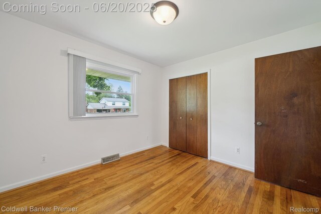 8077 Casa Mia Dr, White Lake, MI 48386 - unfurnished bedroom featuring light wood-style floors and a closet