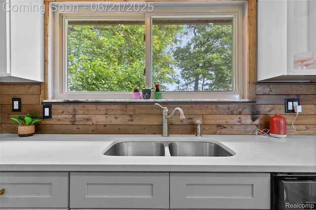 527 Tanview Dr, Oxford, MI 48371 - kitchen with light countertops, plenty of natural light, and white cabinets