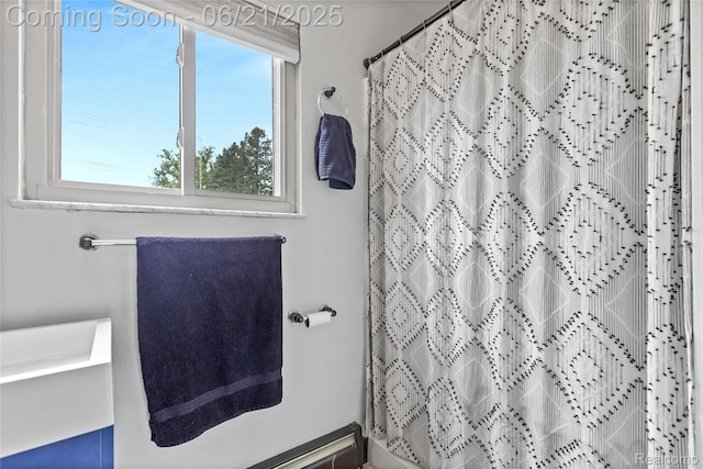 527 Tanview Dr, Oxford, MI 48371 - full bathroom with a shower with curtain