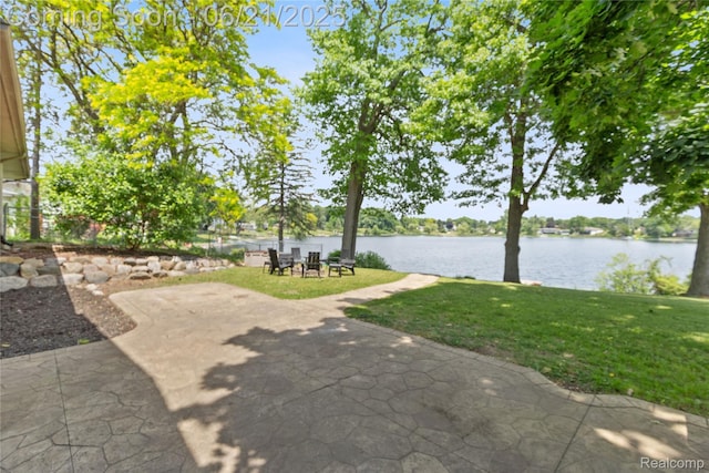 527 Tanview Dr, Oxford, MI 48371 - view of patio with a water view