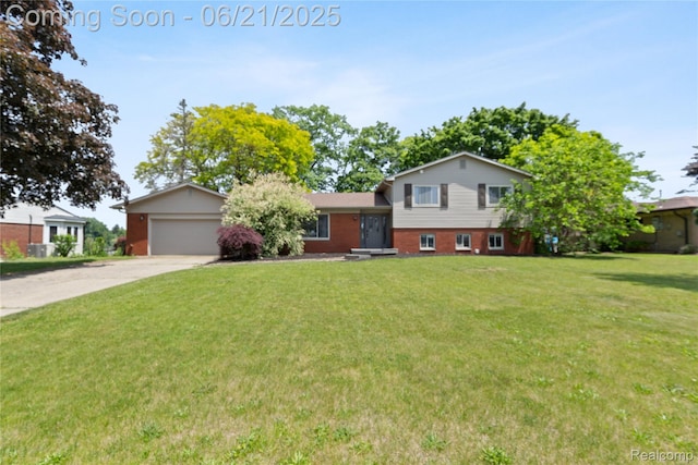 527 Tanview Dr, Oxford, MI 48371 - split level home featuring driveway, an attached garage, and a front yard