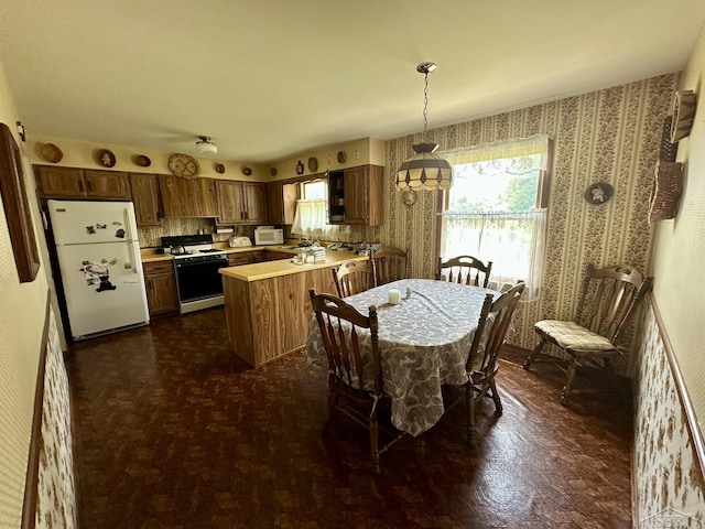 5697 Dunrovin Dr, Saginaw, MI 48638 - dining space with wallpapered walls