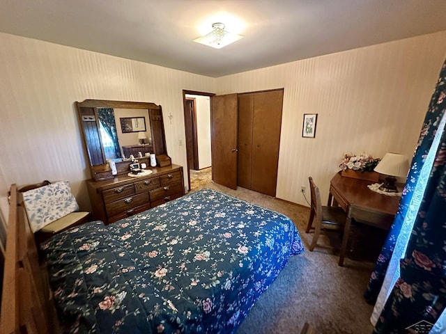 5697 Dunrovin Dr, Saginaw, MI 48638 - carpeted bedroom featuring a closet and wallpapered walls