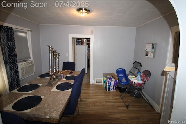 123 Adelaide St, Pontiac, MI 48342 - dining space featuring wood finished floors, crown molding, and cooling unit