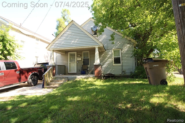 123 Adelaide St, Pontiac, MI 48342 - bungalow-style home featuring covered porch and a front yard