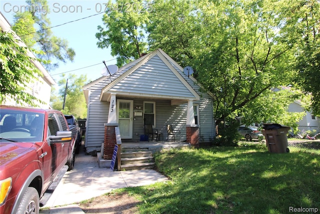 123 Adelaide St, Pontiac, MI 48342 - bungalow-style home with a porch and a front lawn