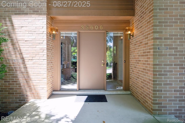 35606 Huntsman Ct, Farmington Hills, MI 48331 - entrance to property with brick siding