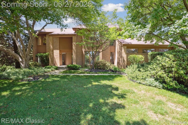 35606 Huntsman Ct, Farmington Hills, MI 48331 - mid-century home featuring brick siding and a front yard