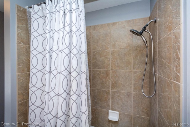 23640 Woodside Ct, South Lyon, MI 48178 - full bathroom featuring curtained shower