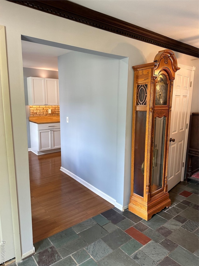 1437 Lantern Ln, Rochester Hills, MI 48306 - corridor featuring baseboards and crown molding