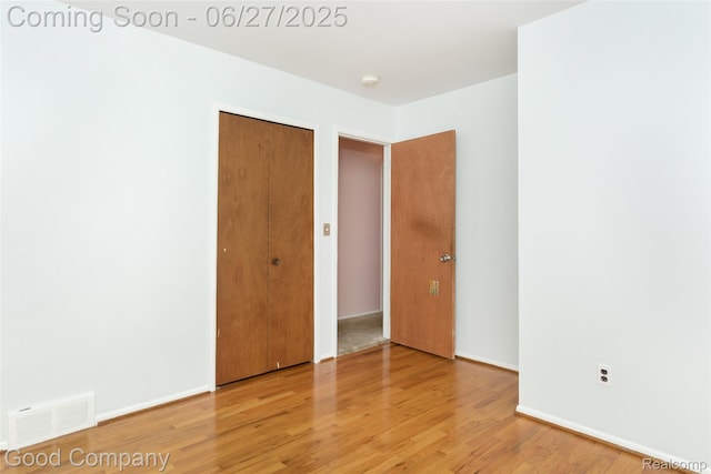 29035 Spoon Ave, Waterford, MI 48071 - unfurnished bedroom featuring light wood finished floors and a closet