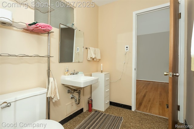 29035 Spoon Ave, Waterford, MI 48071 - bathroom with toilet and baseboards