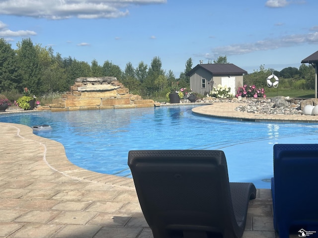 11694 Robinshire St, Temperance, MI 48182 - view of outdoor pool