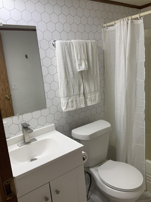 8356 Constitution Blvd, Cadillac, MI 49601 - bathroom featuring tile walls, vanity, and decorative backsplash