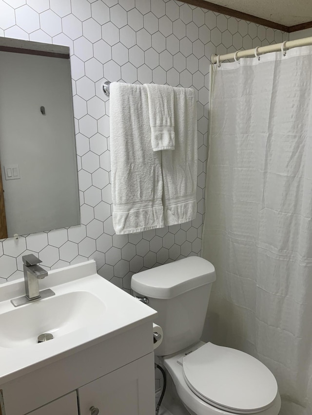 8356 Constitution Blvd, Cadillac, MI 49601 - bathroom featuring tile walls, vanity, backsplash, and a shower with shower curtain