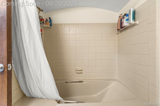 718 S Military St, Dearborn, MI 48124 - bathroom featuring shower / bath combo