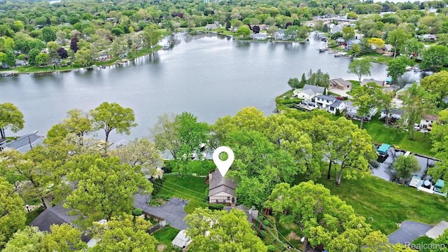 4030 Rollins Ave, Waterford, MI 48329 - aerial view of residential area featuring a large body of water