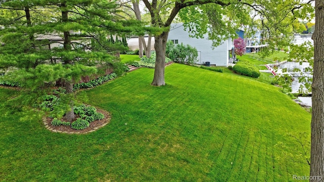 4030 Rollins Ave, Waterford, MI 48329 - view of green lawn