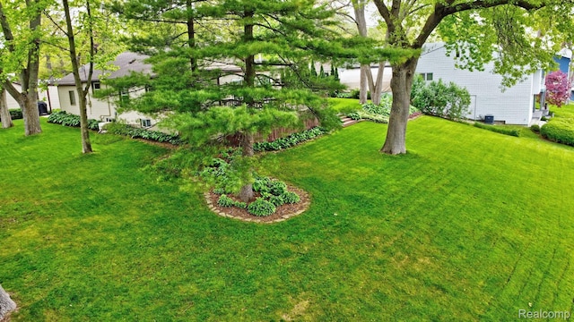 4030 Rollins Ave, Waterford, MI 48329 - view of grassy yard