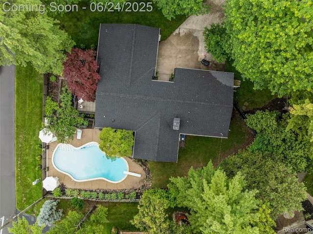 6895 Cedarbrook Dr, Bloomfield Hills, MI 48301 - view from above of property featuring a pool area