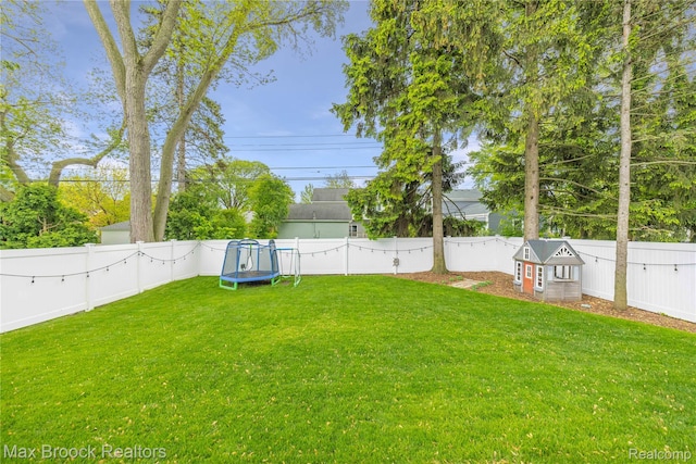 2534 Buckingham Ave, Birmingham, MI 48009 - fenced backyard featuring a trampoline