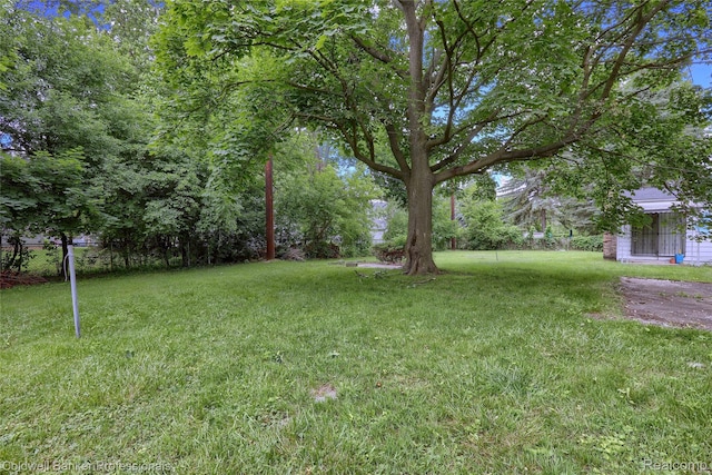 637 Arthur Ave, Pontiac, MI 48341 - view of grassy yard