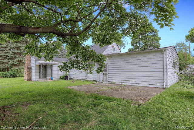 637 Arthur Ave, Pontiac, MI 48341 - view of green lawn with a patio