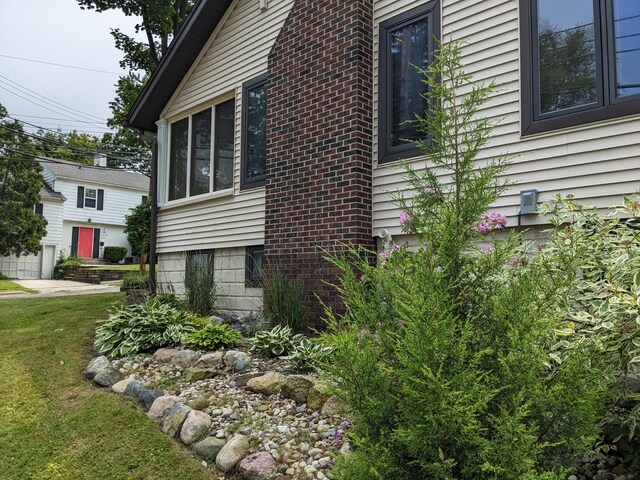 539 Sunset Ln, East Lansing, MI 48823 - view of side of home with a lawn